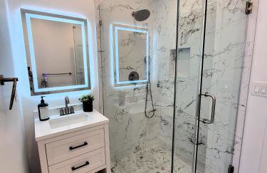 Private and large 2 bedroom house with Pool table, backyard and office near attractions - Foto 31