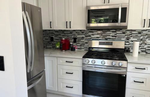 Cheerful house with EV, Parking & backyard - Foto 43