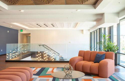 Chic East Side 1BR Apt with Balcony, Pool, and Gym - Foto 25