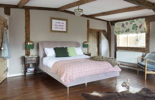 Farmhouse in Suffolk with wild swimming & hot tub - Photo 30