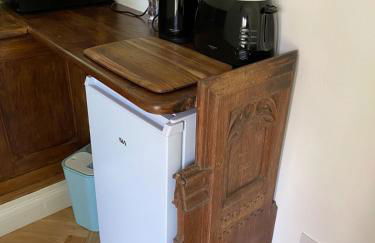 Tiny home in Grade 1 listed church garden - Photo 26