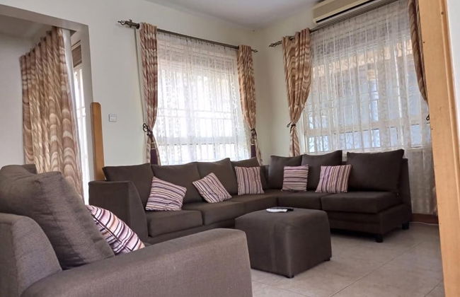 Captivating 3-bed Villa - Photo 21