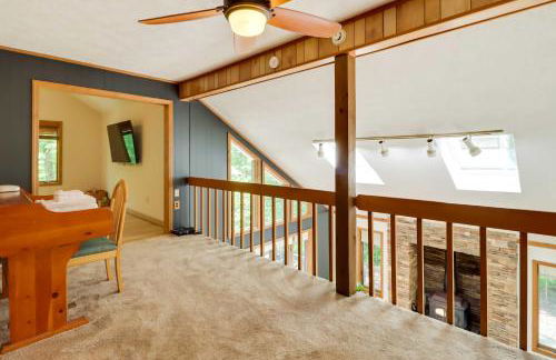 Woodsy Big Bass Lake Hideaway with Fire Pit and Deck! - Foto 18