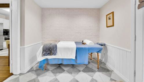 Romantic escape, hot tub, fireplace, massage room! - Foto 4