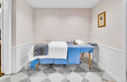 Romantic escape, hot tub, fireplace, massage room! - Foto 4