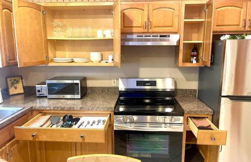 Spacious King Bed Suite at Antique Store - Foto 13