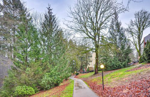 Lake Oswego Condo with Balcony, 3 Mi to the Water! - Foto 24