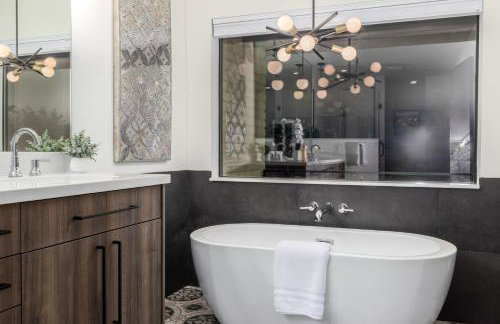 3BR Retreat with Heated Pool, BBQ and Mountain Views - Foto 18