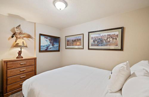 Trapper 8: Cozy 4-Bedroom Condo, 1 Minute to Yellowstone, perfect for 8 guests. - Foto 55