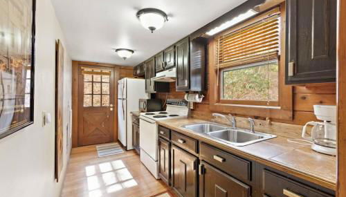 Picturesque Riverside Cabin with Fireplace and Porch - Foto 3, stove