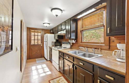 Picturesque Riverside Cabin with Fireplace and Porch - Foto 3