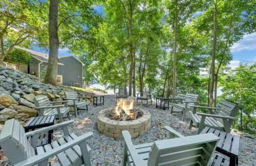 Scenic Point - Private Lakefront Home w/ Dock, Fire pit, outside shower & Hot tub - Foto 26