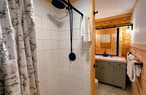 5R Cozy log chalet in fantastic location. Ski, snowshoe, fish, explore! AC, pet friendly! - Photo 23