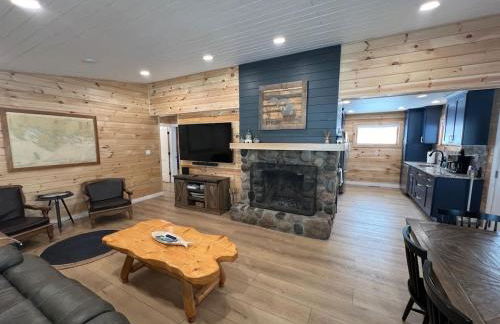 'Lakeside' Cottage with porch and sandy beach - Photo 1