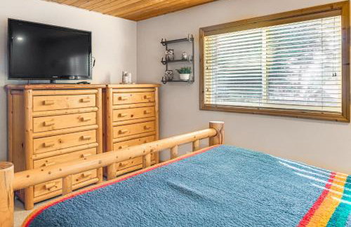 Wyoming Cabin with Hot Tub and Mountain-View Deck - Foto 17