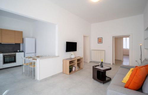 A step from the Beach - Roomy Apt with Sea Glimpse - Foto 10