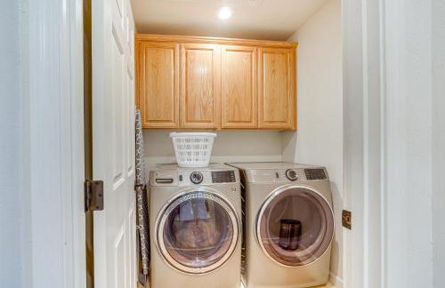 Spacious Home with Swim Spa and Deck in Medford! - Foto 25