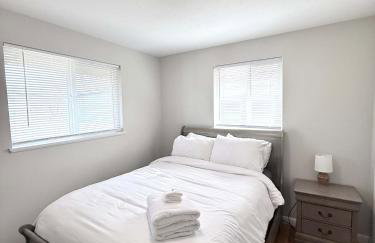 Newly Renovated Home w Garage Near Old Town - Foto 12