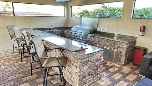 Luxurious Getaway Pool Hot Tub Theater Gym Outdoor Kitchen BBQ 2 Miles to Disney - Foto 3