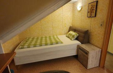 Sonnige ruhige Dachzimmer inkl WIFI plus Kaffee mit WG Dusche und neuer Küche - Foto 5