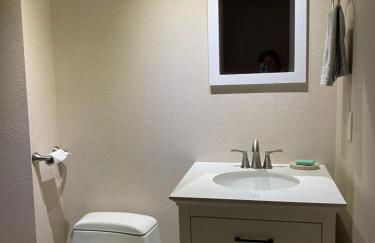 Huge Cozy Home with Many Bedrooms in Ivywild - Foto 33