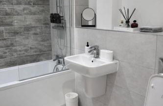 Stylish 2-Bed Apartment by Manchester City Cente - Photo 26