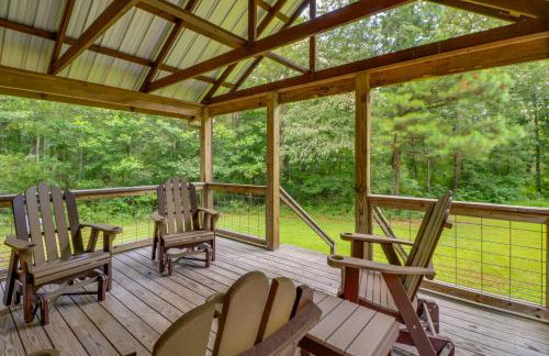 Serene and Secluded Alabama Cabin with Covered Deck! - Foto 2