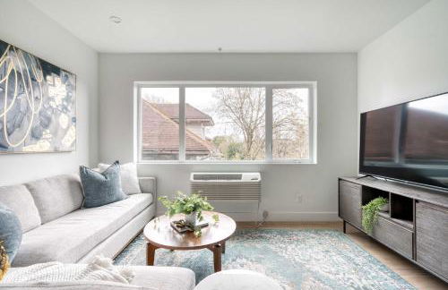 The Cascadia Retreat - Luxury Home - 90 WalkScore - Photo 1