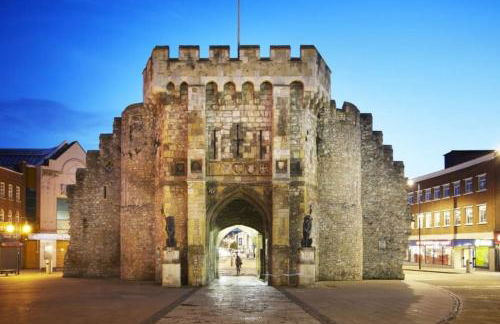 Welcome - BUSINESS or PLEASURE! Southampton 'City Vibes' # Stylish Apartment with Outdoor Courtyard! 1-4 Guests BOOK YOUR CITY BREAK or PRE-CRUISE STAY! CLOSE TO MAYFLOWER THEATRE, UNIVERSITIES, CRUISE TERMINALS, HOSPITALS & SHOPS! - Photo 44