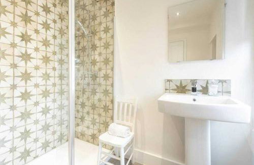 Stylish Caversham Town-House Free Parking & Garden - Photo 23