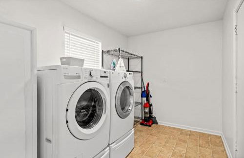 Stylish 3BR 2BA House Minutes from PCB - Book now - Foto 25