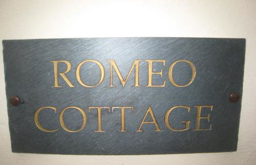 Romeo Cottage - Sleeps 4 - Open Plan Barn - Private Hot Tub & Garden - Foto 23