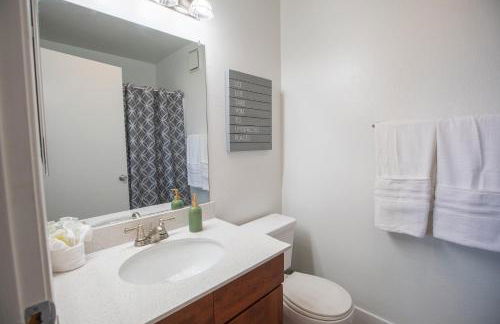 Huge Oceanside Private 2BR Apartment-Pool-Gym-Spa - Photo 13