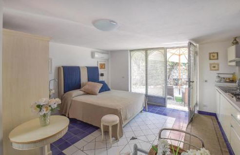 Amazing Home With Pool - Photo 26