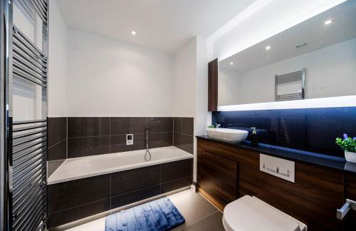 Step Free 2 Bed 2 bath Oasis FlatIClose to David Lloyd Gym with Fully Equipped Kitchen& Parking in DartfordIMins from station and 45 mins into Central London - Photo 5