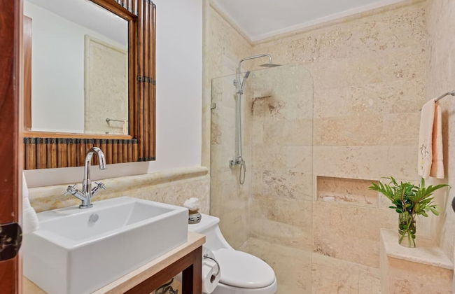 Magnificent Eight Bedroom Holiday Home - Photo 32