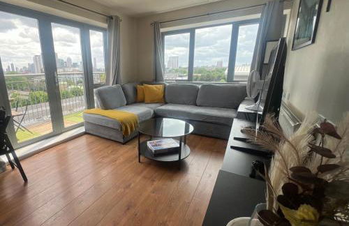 Sunset Heights Bright 2BR with City Views and Free Parking - Foto 2
