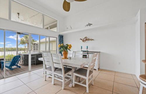 Private Bayfront Beach House with Dock, Steps to Beach and Restaurants - Foto 23