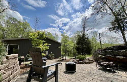 Romantic Cottage w Hot Tub & Views - Photo 9