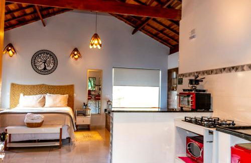 Chalé Canto do Galo 1 - Hidro da Jacuzzi, Lareira Ecológica, Cozinha Completa, Wi-Fi 80mbps, próximo a comércio local e relaxando ao som do riacho - Photo 15