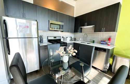 Group-Friendly 2BR with Optional Parking and Gym Access Near McCormick Place and Soldier Field - Foto 11