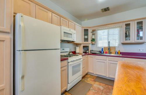 Luxe Pasadena Casita with Fireplace and Grill - Photo 13