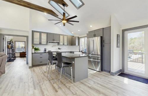 Outdoor Wonderland! Newly Built Home in Fort Ann - Foto 8