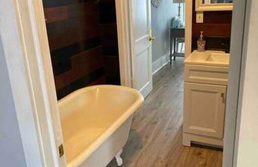 Farmhouse with game room, fire pit and creek - Foto 31