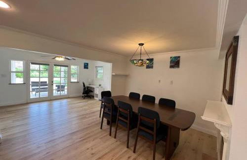 Modern 3 King Beds, Beautiful Large Backyard, WFH, Long Stays, Waterfall, WI-FI, FWY, 25 mins to Beach - Photo 15