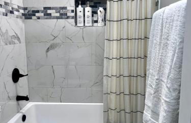 Quiet Stylish Stay with Office Space near Downtown - Foto 51