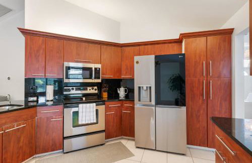 Three-Bedroom House - Best area-Heated Pool-Spa and Sauna Close to Beaches - Foto 24