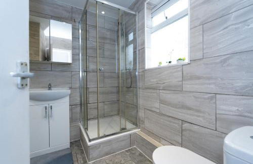 Open Mind Property - 4BR, 17 Guests & Free Parking - Foto 9