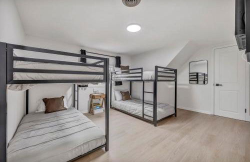 NEW! Modern Retreat Near CLE-Game Room-Renovated - Foto 23