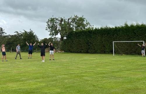 Bungalow with Hot Tub, BBQ Hut, Golf Net , Large Garden & Play Area - Foto 9